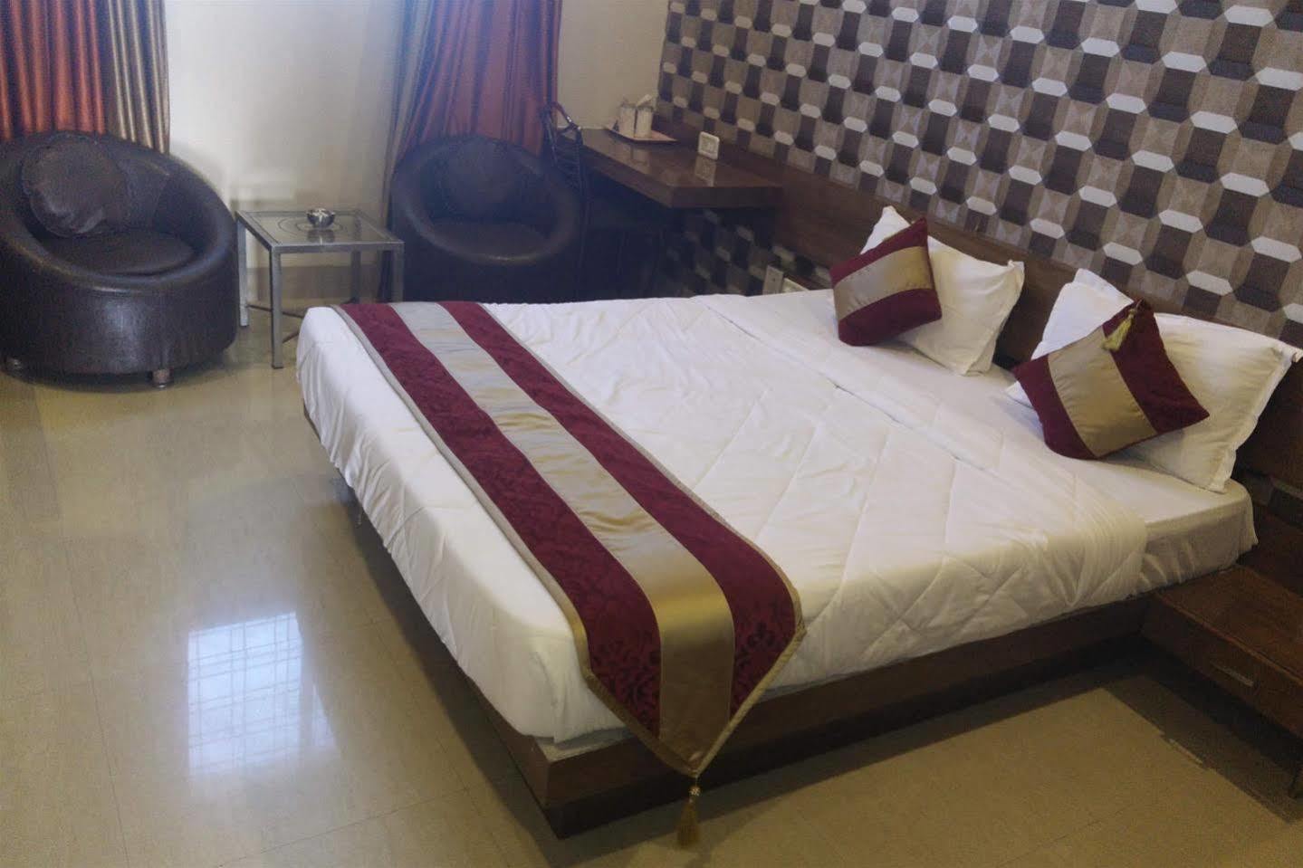 Dewās Hotel Shri Khedapati International מראה חיצוני תמונה