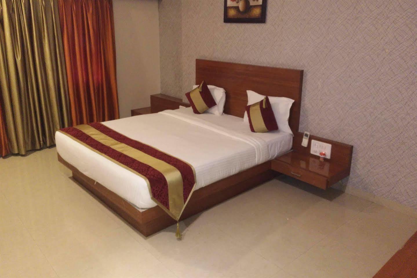 Dewās Hotel Shri Khedapati International מראה חיצוני תמונה